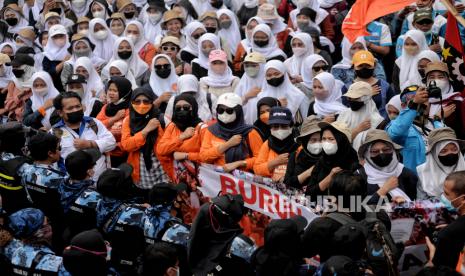 Massa dari elemen serikat buruh saat menggelar aksi unjuk rasa di depan Komplek DPR RI, Jakarta, Rabu (15/6/2022). Dalam aksinya mereka menyampaikan lima tuntutan diantaranya menolak revisi UU Peraturan Pembentukan Perundang-Undangan, menolak Omnibus Law Cipta Kerja, menolak masa kampanye 75 hari atau harus 9 bulan sesuai Undang-Undang, sahkan RUU Perlindungan Pekerja Rumah Tangga, dan menolak liberalisasi pertanian melalui World Trade Organization (WTO). Menurut Presiden Partai Buruh, Saiq Iqbal, aksi tersebut digelar di sejumlah kota Industri di Indonesia, sementara untuk di DKI Jakarta dipusatkan di DPR RI dengan melibatkan sebanyak 10.000 buruh. Republika/Thoudy Badai