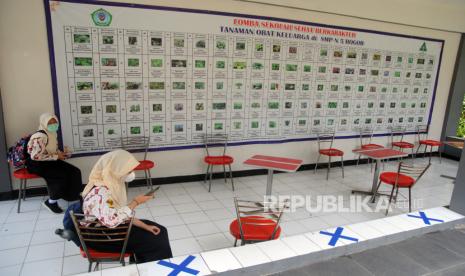 Siswa memakai masker mengikuti simulasi Pembelajaran Tatap Muka (PTM) Terbatas di SMPN 5, Kota Bogor, Jawa Barat, Selasa (28/9/2021). Pemerintah Kota Bogor melaksanakan simulasi di SMP tersebut sebagai persiapan jelang PTM Terbatas tahap pertama yang akan diikuti 43 SMP pada tanggal 4 Oktober 2021. 