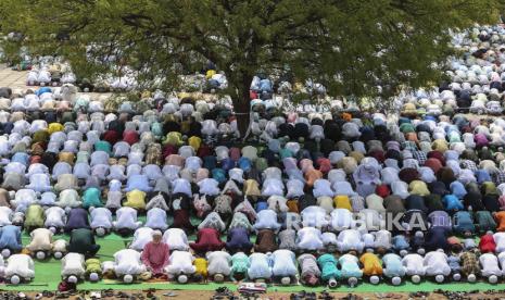 Ribuan Organisasi Muslim di India akan Berkumpul. Foto:     Umat Muslim India melaksanakan salat Idul Fitri di makam Quli Qutub Shahi di Hyderabad, India, Selasa, 3 Mei 2022. Jutaan Muslim di seluruh dunia merayakan hari raya Idul Fitri, yang menandai berakhirnya puasa selama sebulan. Ramadhan.