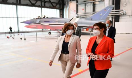 Menteri Pertahanan Jerman Annegret Kramp-Karrenbauer (kanan) dan Menteri Pertahanan Prancis Florence Parly berjalan melewati pesawat yang dipajang di hanggar saat berkunjung ke pusat penerbangan militer Airbus di Manching, Jerman, 17 September 2020. Kedua menteri berada di Manching. diinformasikan antara lain Future Combat Air System (FCAS), program jet tempur generasi mendatang, yang dikembangkan bersama oleh Jerman, Prancis, dan Spanyol.