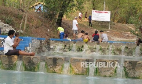 Sejumlah pengunjung sedang menikmati aliran air panas di objek wisata Banyu Panas di desa Palimanan Barat Kecamatan Gempol Cirebon, Jawa Barat, Ahad (17/6).