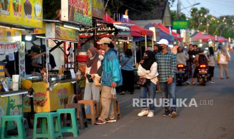 Pengunjung mengunjungi sentra kuliner di Pasar Sore Langenastran, Yogyakarta. Pasar Sore Langenastran menjadi salah satu spot wisata kuliner baru di samping Timur Alun-alun Selatan Yogyakarta. 