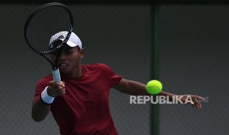 Petenis Tegar Abdi memukul bola saat mengikuti Pelatnas SEA Games 2021 di Lapangan Tenis Outdoor, komplek Gelora Bung Karno, Jakarta, beberapa waktu lalu.