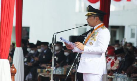 Gubernur Jawa Barat Ridwan Kamil menyampaikan sambutan saat Upacara Peringatan HUT ke-77 Kemerdekaan RI tingkat Provinsi Jawa Barat di Lapangan Gasibu, Kota Bandung, Rabu (17/8). Kegiatan ini menjadi yang pertama diselenggarakan secara terbuka di Gasibu setelah dua tahun dilaksanakan secara terbatas di halaman Gedung Sate karena pandemi Covid-19.