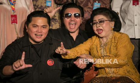 Menteri BUMN Erick Thohir (kiri) bersama penyanyi keroncong Waldjinah (kanan) dan musisi David Bayu (tengah) menghadiri Pembukaan Lokananta di Solo, Jawa Tengah, (ilustrasi).