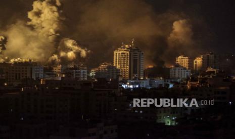  Smoke rises following an Israeli air strike on Gaza City, 09 October 2023. More than 700 Israelis were killed and over 2,000 were injured since the Islamist movement Hamas carried out an unprecedented attack on southern Israel on 07 October, the Israeli army said. According to Palestinian officials, more than 700 people were killed and nearly 4,000 were injured as a result of Israel?s retaliatory raids and air strikes in the Palestinian enclave.   