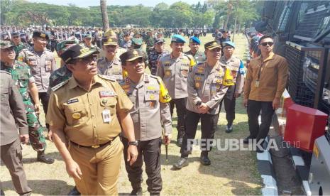 Penjabat (Pj) Gubernur Jawa Tengah, Nana Sudjana (kiri)