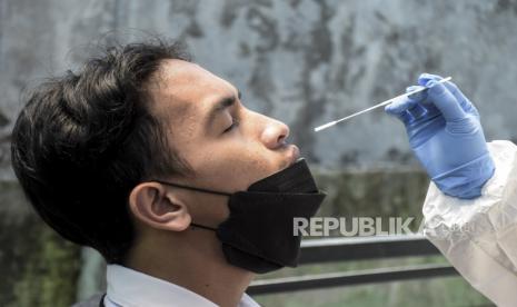 Pelajar menjalani tes usap Polymerase Chain Reaction (PCR) lanjutan di Puskesmas Rusunawa, Jalan Cingised, Arcamanik, Kota Bandung. DPR meminta harga tes PCR di bawah Rp 200 ribu.