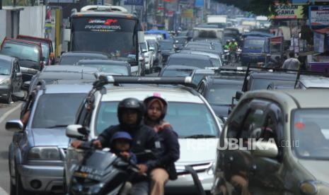 Kemacetan lalu lintas di Jalan Grand Hotel, Kecamatan Lembang, Kabupaten Bandung Barat, Ahad (24/12/2023). Musim libur Natal dan Tahun Baru, kawasan Lembang dikepung kemacetan. Kepadatan lalu lintas cukup parah terjadi di jalur-jalur menuju tempat wisata.