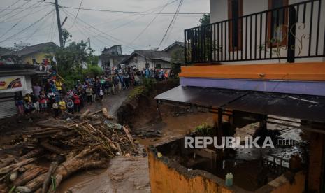 Suasana kerusakan akibat terjangan banjir bandang (ilustrasi).