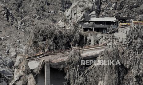 Kondisi Jembatan Gladak Perak yang terputus akibat longsoran material erupsi Gunung Semeru di Dusun Kamar Kajang, Desa Sumberwuluh, Kecamatan Candipuro, Kabupaten Lumajang, Jawa Timur, Selasa (7/12). Jembatan yang menghubungkan Kabupaten Lumajang dan Kabupaten Malang tersebut terputus akibat erupsi Gunung Semeru pada Sabtu (4/12) lalu. Pemerintah berencana akan segera membangun jembatan sementara untuk akses evakuasi dan penyaluran logistik bagi masyarakat terdampak. Republika/Thoudy Badai.