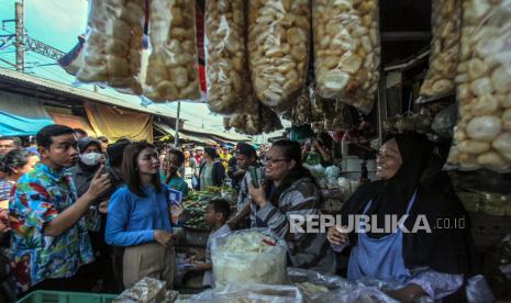 Calon wakil presiden nomor urut 2 Gibran Rakabuming Raka (kiri) dan istrinya Selvi Ananda (kedua kiri) berdialog dengan pedagang saat blusukan di Pasar Kemiri Muka, Depok, Jawa Barat, Jumat (2/2/2024). Dalam kesempatan itu, Gibran menyerap aspirasi dan keluhan pedagang hingga berbelanja sayur mayur. 