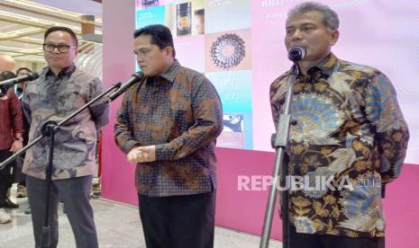 Menteri BUMN Erick Thohir ditemani Wakil Menteri BUMN Kartika Wirjoatmodjo dan Direktur Utama BRI Sunarso menjawab pertanyaan wartawan usai Upacara Pembukaan BRI UMKM EXPO(RT) BRILIANPRENEUR 2023 di Jakarta, Kamis (7/12/2023).