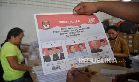 Pekerja menyortir dan melihat surat suara Pemilihan Presiden 2024 di Gudang Logistik KPU Jakarta Timur di Kawasan Jakarta Industrial Estate Pulogadung (JIEP), Kamis (11/1/2024). KPU Jakarta Timur sudah mulai menyortir dan melipat kertas suara pemilu 2024 salah satunya yaitu surat suara Pemilihan Presiden 2024.Sebanyak 200 orang pekerja dilibatkan dalam menyortir dan melipat surat suara Pemilihan Presiden 2024 ini . Saat ini merupakan hari ke-3 dan ditargetkan akan selesai pada hari ini untuk menyortir dan melipat kertas suara Pemilihan Presiden 2024. Rata-rara per orang mampu melipat 4000 surat suara Pemilihan Presiden 2024 dengan waktu kerja dari pukul 08.00 hingga 10.00.