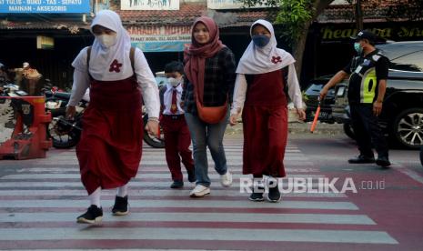 Orangtua murid mengantar anaknya ke sekolah di SD Negeri Anyelir 1 Depok ,Jawa Barat, senin (17/7/2023). Pemerintah mengalokasikan anggaran pendidikan sebesar Rp 660,8 triliun pada APBN 2024.