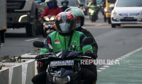 Pengemudi ojek online membawa penumpang di Kawasan Halte MRT Budaran HI, Jakarta (ilustrasi). 