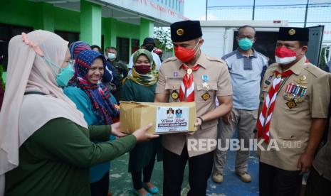 Plt Bupati Bandung Barat Hengky Kurniawan secara simbolis menyerahkan bantuan untuk warga di SMK 45, Kecamatan Lembang, Kabupaten Bandung Barat, Sabtu (14/8). Bantuan tersebut diharapkan dapat membantu warga yang terdampak PPKM. 