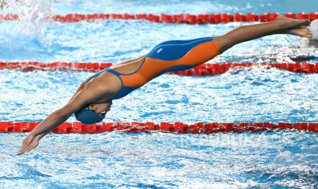 Perenang Indonesia Angel Gabriella Yus melakukan lompatan start pada final renang nomor estafet gaya bebas putri 4x200M SEA Games di Aquatic Sport Palace, Hanoi, Vietnam, Kamis (19/5/2022). Tim putri Indonesia finis pada posisi ketiga dengan catatan waktu 8 menit 26,24 detik dan meraih medali perunggu. 