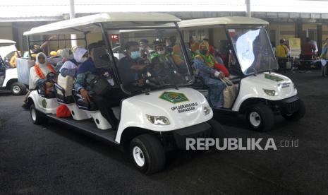 Jamaah calon haji menggunakan fasilitas golf car di Asrama Haji Sudiang, Makassar, Sulawesi Selatan, Kamis (16/6/2022). Kendaraan yang berbahan bakar listrik dengan kapasitas lima orang  tersebut merupakan kendaraan operasional jamaah calon haji selama di asrama. Jamaah Haji Sulawesi Selatan Diwisuda dengan Adat Bugis Mapatoppo