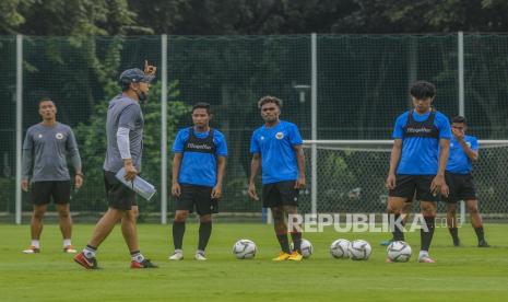 Pelatih Timnas Indonesia Shin Tae Yong (kedua kiri) memberikan pengarahan kepada pesepakbola Timnas Indonesia. 