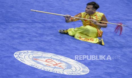 Atlet wushu Jatim Muhammad Daffa beraksi dalam final Wushu kategori Qiang Shu Putra pada PON Papua di Gor Futsal Dispora, Kabupaten Merauke, Papua, Jumat (1/10/2021). Muhammad Daffa berhasil meraih medali emas pada pertandingan tersebut. 