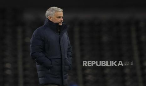 Manajer Tottenham Jose Mourinho berjalan di lapangan menjelang pertandingan sepak bola Liga Premier Inggris antara Fulham v Tottenham Hotspur di stadion Craven Cottage di London, Kamis, 4 Maret 2021. 