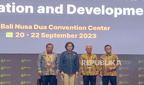 Kepala SKK Migas, Dwi Sutjipto bersama Menteri Keuangan, Sri Mulyani Indrawati dalam pembukaan The 4th International Convention on Indonesian Upstream Oil and Gas Industry 2023 (ICIUOG) di Nusa Dua, Bali, Rabu (20/9/2023). 