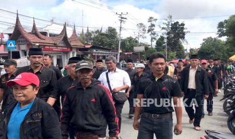 Tokoh masyarakat Bukittinggi laporkan Wali Kota Erman Safar usai beberkan kasus inses atau hubungan badan sedarah ke Polresta Bukittinggi, Senin (26/6/2023).