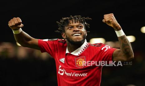 Pemain Manchester United  Fred  berselebrasi setelah rekan setimnya Antony mencetak gol kedua timnya selama pertandingan sepak bola leg kedua playoff Liga Europa antara Manchester United dan Barcelona di stadion Old Trafford di Manchester, Inggris, Jumat (24/2/2023) dini hari WIB 