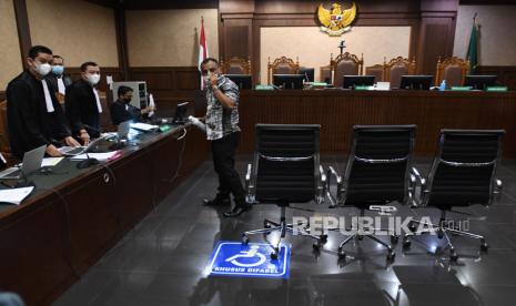 Pengacara Maskur Husain (kanan) berjalan usai menyampaikan kesaksian dalam sidang kasus suap mantan penyidik KPK AKP Stepanus Robin Pattuju dengan terdakwa mantan Wakil Ketua DPR Azis Syamsuddin di Pengadilan Tipikor, Jakarta. Dalam persidangan hari ini, Maskur ingin mencabut sebagian keterangannya di BAP, namun ditolak hakim. (ilustrasi)