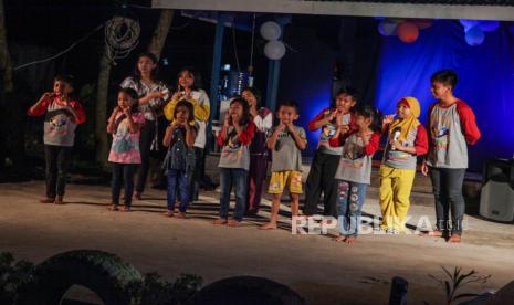 Gairahkan Literasi Anak dengan Membaca Puisi. Foto: Sejumlah anak bernyanyi bersama saat mengikuti pentas kreativitas di Taman Bonsi, Palangka Raya, Kalimantan Tengah, Sabtu (23/7/2022). Pentas anak dalam rangka memperingati Hari Anak Nasional dengan tema 