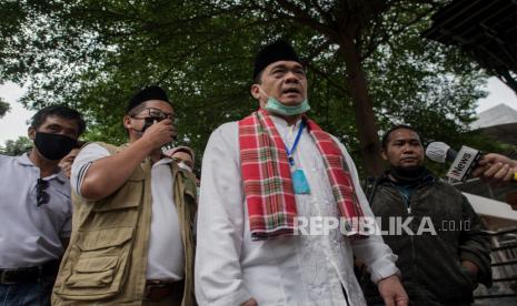 Wakil Gubernur DKI Jakarta Ahmad Riza Patria (kedua kanan) memberikan keterangan pers usai pemilihan Wakil Gubernur DKI Jakarta oleh DPRD DKI Jakarta pada rapat paripurna di Gedung DPRD DKI Jakarta, Senin (6/4). Politisi Partai Gerindra tersebut berhasil memperoleh sebanyak 81 suara dari pesaingnya Politisi Partai Keadilan Sejahtera Nurmansjah Lubis yang memperoleh 17 suara dan dua suara tidak sah