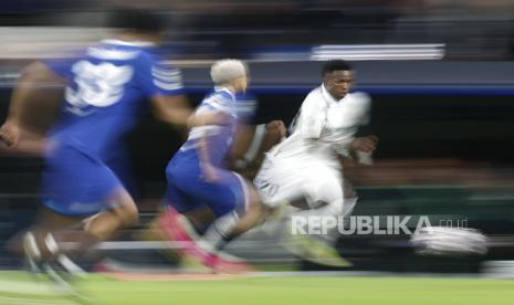 Penyerang Real Madrid Vinicius Jr (kanan) mengiring bola saat pertandingan sepak bola leg pertama perempat final Liga Champions UEFA antara Real Madrid dan Chelsea FC, di Madrid, Spanyol Kamis (12/4/2023). 