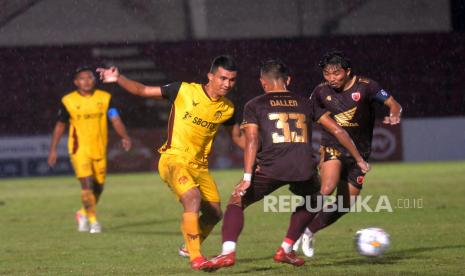 Penyerang Persikabo 1973 Gustavo dihadang dua pemain PSM Makassar pada pertandingan lanjutan BRI Liga 1 di Stadion Sultan Agung, Bantul, Yogyakarta, Senin (5/12/2022). Pada pertandingan ini PSM Makassar berhasil menang atas Persikabo 1973 dengan skor 2-0. Gol dicetak oleh Donald Bissa dan Everton.