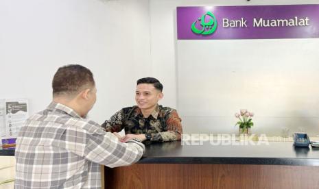 Karyawan melayani nasabah di kantor Bank Muamalat cabang Kisaran, Sumatera Utara, Selasa (16/4/2024). Bank Muamalat kembali melayani nasabah pasca libur panjang hari raya Idul fitri 1445 H melalui jaringan kantor cabang yang tersebar di 36 provinsi di Indonesia dan 1 kantor cabang di Kuala Lumpur, Malaysia. Selain melalui kantor cabang, layanan digital Bank Muamalat juga dapat diakses melalui aplikasi mobile banking Muamalat DIN, internet banking, cash management system Madina serta jaringan ATM.