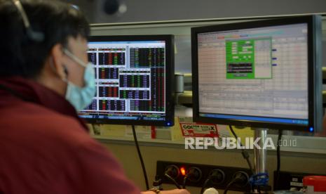 Karyawan mengamati pergerakan harga saham di Profindo Sekuritas Indonesia, Jakarta, Senin (2/1/2023). Indeks Harga Saham Gabungan (IHSG) pada penutupan perdagangan sore awal pekan di permulaan Tahun 2023 ini berada di zona hijau dengan Naik tipis 0,01% atau ditutup meningkat 0,365 poin ke level 6.850,984. Republika/Prayogi