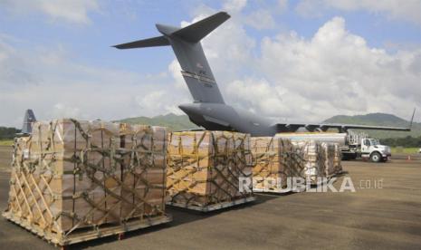  Foto yang disediakan Kementerian Keamanan Publik Panama menunjukkan pengiriman 55,7 ton kokain yang disita menuju AS untuk dibakar, di Panama, Selasa (10/1/2023). 