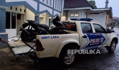 Polisi mengangkut kendaraan korban kecelakaan diduga terserempet moge Harley Davidson di Ponpes Miftahul Huda Al Abidin, Kecamatan Cihaurbeuti, Kabupaten Ciamis, Sabtu (27/5/2023). 