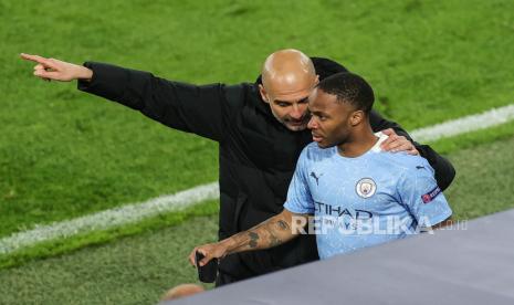 Manajer Manchester City Pep Guardiola (kiri) berbicara dengan Raheem Sterling dari Manchester City selama perempat final Liga Champions UEFA, pertandingan sepak bola leg kedua antara Borussia Dortmund dan Manchester City di Dortmund, Jerman, 14 April 2021.