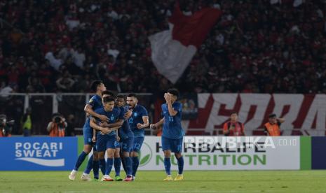 Pemain timnas Thailand melakukan selebrasi seusai mencetak gol ke gawang Indonesia dalam Piala AFF 2022 di Stadion Gelora Bung Karno, Jakarta, Kamis (29/12/2022). Pada pertandingan itu Indonesia ditahan imbang Thailand dengan skor 1-1.