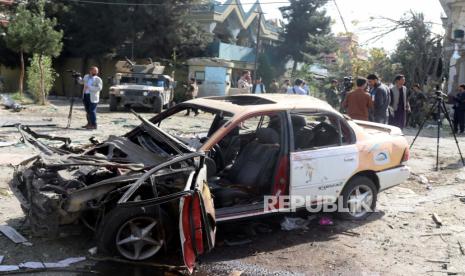  Pejabat keamanan Afghanistan berjaga di luar rumah penjabat menteri Pertahanan Jenderal Bismillah Mohammadi, setelah ledakan dan serangan semalam, di Kabul, Afghanistan, 04 Agustus 2021. Sedikitnya delapan orang tewas termasuk empat penyerang - dan 11 orang terluka saat Mohammadi berada tidak di rumah pada saat itu dan tidak terluka. Serangan itu terjadi pada saat ketidakstabilan yang ditandai di Afghanistan, di mana 1 Mei dimulainya penarikan pasti pasukan asing pimpinan Amerika Serikat dari negara itu telah memicu serangan Taliban yang belum pernah terjadi sebelumnya.