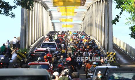 Sejumlah pengendara motor dan mobil memadati Jembatan Kapuas di Pontianak, Kalimantan Barat, Selasa (2/6). Guru Besar Fakultas Ekonomi Universitas Tanjungpura Pontianak Prof Dr Eddy Suratman menyarankan Pemerintah Provinsi Kalbar segera menerapkan status 