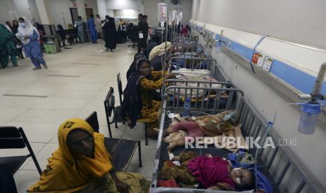 Anak-anak di ranjang rumah sakit dirawat setelah rumah keluarga mereka dilanda banjir di Distrik Larkana, Sindh, Pakistan, Kamis, 8 September 2022.