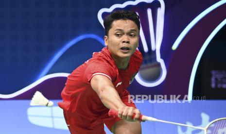 Pebulu tangkis tunggal putra Indonesia Anthony Sinisuka Ginting mengembalikan kok ke arah lawannya asal China Li Shifeng pada babak perempatfinal Asian Games 2022 di Binjiang Gymnasium, Hangzhou, China, Kamis (5/10/2023). Ginting gagal melaju ke semifinal usai kalah dengan skor 13-21, 17-21. 