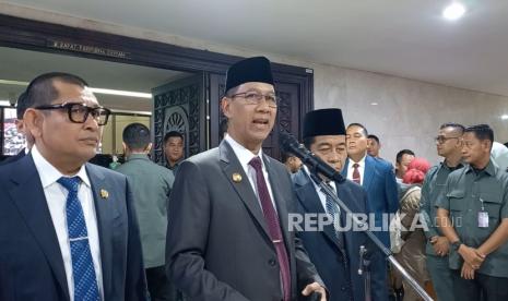 Pj Gubernur DKI Jakarta Heru Budi Hartono saat diwawancarai di gedung DPRD Provinsi DKI Jakarta, Kamis (25/7/2024). 