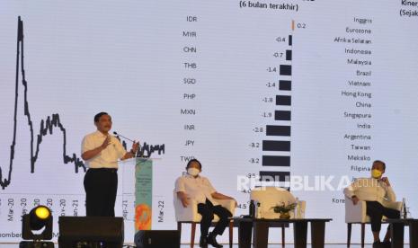 Menko Bidang Kemaritiman dan Investasi Luhut Binsar Pandjaitan (kiri) menyampaikan sambutan bersama Menteri Perindustrian Agus Gumiwang Kartasasmita (kanan) dan Mendagri Tito Karnavian (tengah) saat penutupan Business Matching Belanja Produk Dalam Negeri 2022 di Nusa Dua, Badung, Bali, Kamis (24/3/2022). Kegiatan yang diharapkan dapat meningkatkan pembelian dan penggunaan produk industri dalam negeri oleh instansi pemerintah itu berhasil mencatatkan nilai komitmen belanja produk dalam negeri dari pemerintah pusat, pemerintah provinsi, dan pemerintah kabupaten/kota sebesar Rp214,1 triliun selama tiga hari pelaksanaan. 