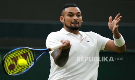 Petenis Australia Nick Kyrgios melawan Ugo Humbert dari Prancis pada pertandingan putaran pertama tunggal putra pada hari kedua Kejuaraan Tenis Wimbledon di London, Selasa 29 Juni 2021.