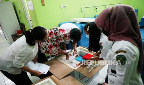 Akhir Tahun Bengkulu akan Tetapkan PPKM Level 3. Petugas kesehatan memeriksa vaksin COVID-19 Sinovac yang tiba di gudang vaksin (cold room) Balai Farmasi Dinas Kesehatan Provinsi Bengkulu di Bengkulu, Rabu (13/1/2021). Dinas Kesehatan Provinsi Bengkulu mendistribusikan vaksin pada tahap pertama sebanyak 13.240 dosis ke tiga daerah yaitu Kota Bengkulu 9040 dosis, Kabupaten Seluma 2440 dosis dan Kabupaten Bengkulu Tengah 1760 dosis. 