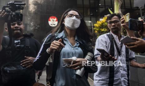 Penyanyi Windy Yunita Ghemary berjalan usai menjalani pemeriksaan di Gedung Merah Putih KPK, Jakarta, Senin (29/5/2023). 