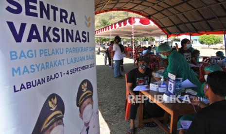 Ketua Asita NTT: Kunjungan Wisatawan Mulai Bergerak. Petugas kesehatan  menyuntikan cairan vaksin COVID-19 kepada seorang pelaku ekonoomi kreatif  di Labuan Bajo, Manggarai Barat, NTT, Rabu (1/9/2021).Kementerian Pariwisata dan Ekonomi Kreatif bekerja sama dengan Danone menyelenggarakan vaksinasi COVID-19 bagi 4.000 pelaku ekonoomi kreatif  di Labuan Bajo dengan tujuan agar membangkitkan kembali daerah itu sebagai daerah wisata super prioritas.. 